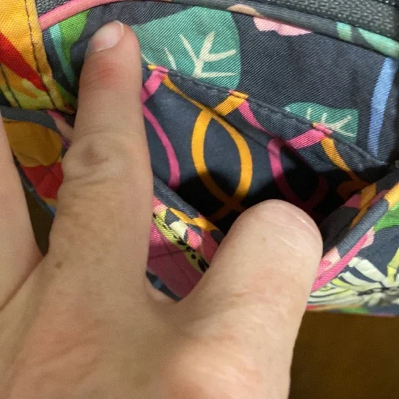VERA BRADLEY floral adjustable crossbody purse. Pockets everywhere! Pretty!! - Picture 5 of 16
